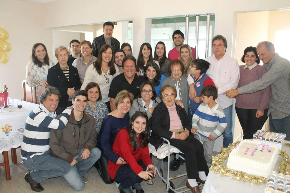 No dia 28 de junho de 2015, em Porto Alegre-RS. Dona Alice e família: Katia Cerávolo Fazzi, Celso Cerávolo Paoliello, Marcelo F. Bortolini, Theo Martins Paoliello, Marilia Martins, Edgar Bortolini, Thiago Paoliello, Sandra Paoliello, Silas Paoliello, Fabiane Garcia, Rafaella Martins Paoliello, Thaís Paoliello, Guilherme Martins Paoliello e Sergio Paoliello