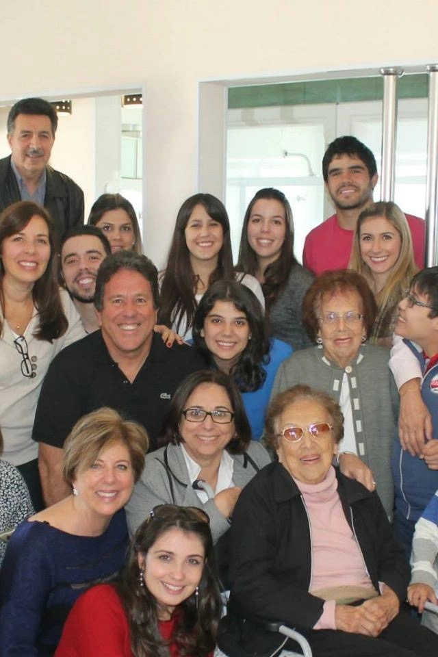 No dia 28 de junho de 2015, em Porto Alegre-RS. Dona Alice e família: Katia Cerávolo Fazzi, Celso Cerávolo Paoliello, Marcelo F. Bortolini, Theo Martins Paoliello, Marilia Martins, Edgar Bortolini, Thiago Paoliello, Sandra Paoliello, Silas Paoliello, Fabiane Garcia, Rafaella Martins Paoliello, Thaís Paoliello, Guilherme Martins Paoliello e Sergio Paoliello