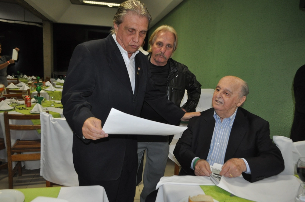 Écio Pasca, seu irmão Pedrinho Pasca e Rubens Minelli revendo fotos antigas na festa em homenagem aos ex-jogadores do Palmeiras, em 20 de setembro de 2014, no restaurante do Parque Aquático do Palestra Itália. Foto: Marcos Júnior/Portal TT