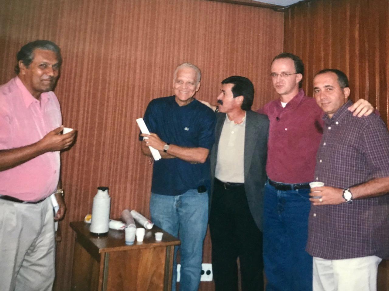 Na década de 90, encontro na Rádio Jovem Pan: Pedro Rocha, Ademir da Guia, Zenon, Rogério Assis e Pita. Foto: arquivo pessoal de Rogério Assis