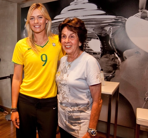A belíssima russa Maria Sharapova visitou o Brasil e prestou uma homenagem a grande campeã Maria Ester Bueno