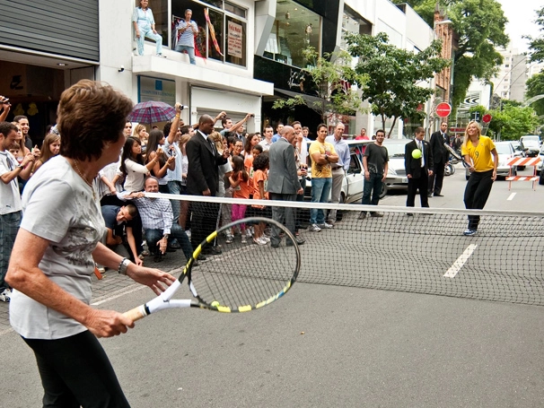 Na badalada rua Oscar Freire, no bairro dos Jardins, em São Paulo, uma quadra de tênis foi improvisada para que Esterzinha e Sharapova trocassem algumas bolas. A imagem é do dia 04 de dezembro de 2009