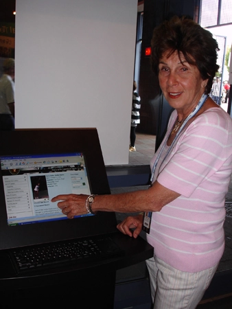 Maria Esther Bueno aponta para seu perfil criado no site dos maiores tenistas da história. Foto: Site Oficial
