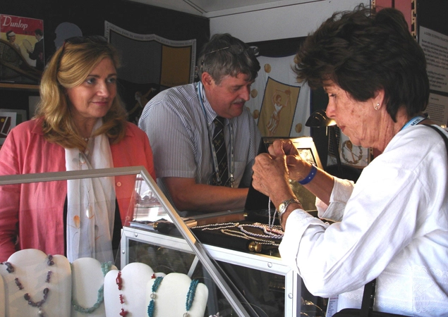 Maria Esther Bueno olhando um colar numa joalheria. Foto: Site Oficial