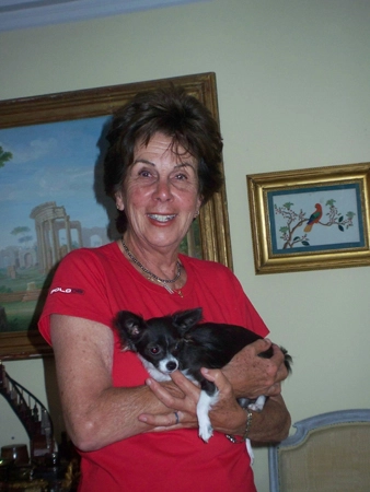 Nessa foto, Maria Esther Bueno carrega seu cãozinho de estimação. Foto: Site Oficial 