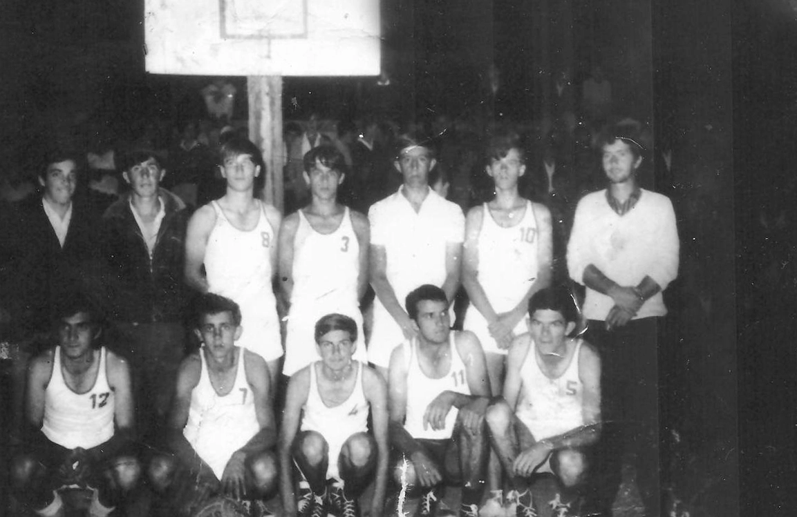 Imagem do dia 6 de novembro de 1968. O local é a quadra da escola Salatiel de Almeida. E o Muzambinho (MG), de João Mula, venceu a partida de basquete contra o São José do Rio Pardo (SP) por 62 a 61. Um jogão! Em pé: Doutor Ricardo Jacob de Macedo, Honorio Carli, Francisco Carlos Falcucci, Luiz Pinto da Silva, Nélio da Silva, Carlos Guilherme Prado (o Paulista) e o técnico Dauzer Agostinho Gaspar. Agachados: Claudio Magnoni Portugal (o Figo), Gaspar Bueno de Araújo, Carmo Antônio Martins de Oliveira, Álvaro Roberto Martins de Oliveira e João Batista Benetti (o João Mula). 