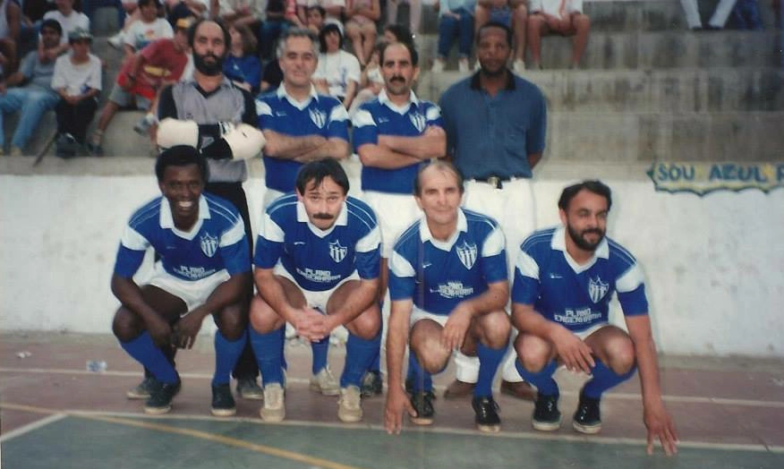 Equipe de futsal no Ginásio da Escola Estadual Salatiel de Almeida, em Muzambinho: Em pé, da esquerda para a direita: Amir, Ivan Surdão, Norinho e Edilson. Agachados: Zulu, Iran, Alúcio e Luis Pinto