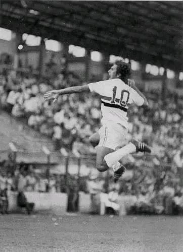 Vibrando após marcar um gol pelo São Paulo na década de 1970. Foto: Divulgação