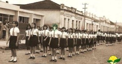 Desfile de estudantes em Muzambinho