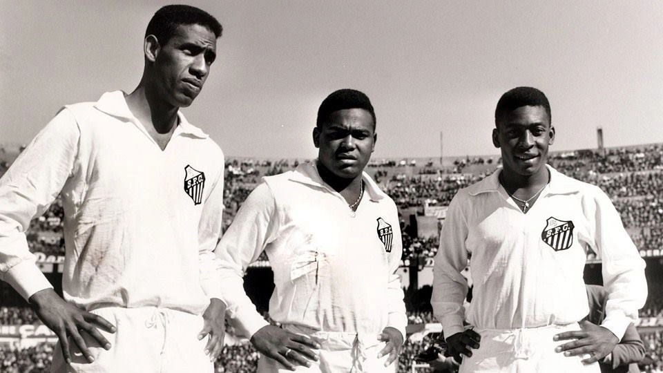 Que trio, hein? Mengálvio, Coutinho e Pelé com a imaculada camisa branca de mangas longas do Santos, no Morumbi, nos anos 60. Foto publicada no Facebook da ASSOPHIS