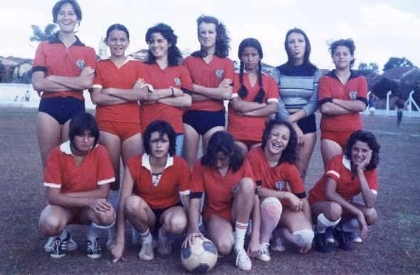 Equipe Vermelha em 1974, com várias meninas identificadas. Vera Rossi, Marli Salomão, Eliana, ...., Conceição, Lúcia Cardoso, Mercedinha, Arlete Rocha, Eliara Boreli ?, Flávia Campedelli ?, ...... Leila Sousa. Foto: soumaismuzambinho