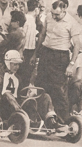 Wilsinho em seus tempos de kart, observado pelo pai, Wilson Fittipaldi, o 