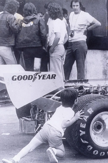 Aos cinco anos, tentando movimentar o Copersucar Fittipaldi em frente aos boxes de Interlagos, observado pelo pai Wilsinho. Foto enviada por Fernanda Gonçalves