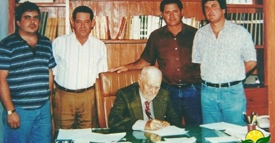 Momento em que o Dr. Lulú Leite fez a cessão de sua casa, na esquina da rua Tiradentes com a av. Dr. Lycurgo Leite, para a Prefeitura Municipal de Muzambinho. O local foi transformado na Casa da Cultura de Muzambinho. Em pé, da esquerda para a direita: José Maria Lino, Lelinho, José Ubaldo e Esquilo. Sentado, Dr. Lulú Leite. Foto: soumaismuzambinho