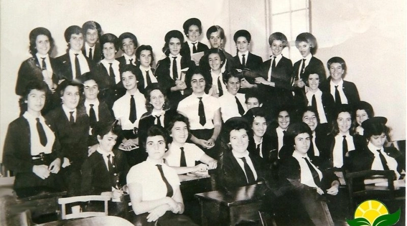 Formandas de Muzambinho em 1961. Ana Maria Zerbini, Aurora Maria Vasconcelos, Cecília Guimarães, Cleonice Cipriani, Dilma Navarro, Heloisa Poli Ribeiro do Valle, Jamila Maquil, Lenita Vieira, Maria de Almeida, Maria Inês Vilela, Maria José Vilela, Maria Stela Rage, Nilda Rosa Vieira da Costa e Oléria Benjamim. Foto de Ivone Bócoli/publicada no site soumaismuzambinho.com.br