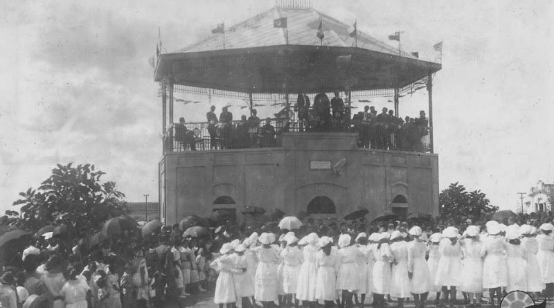 Dia de festa em Muzambinho, junto ao antigo coreto da cidade. Foto: acervo pessoal de Cleusa Ely/soumaismuzambinho.com.br