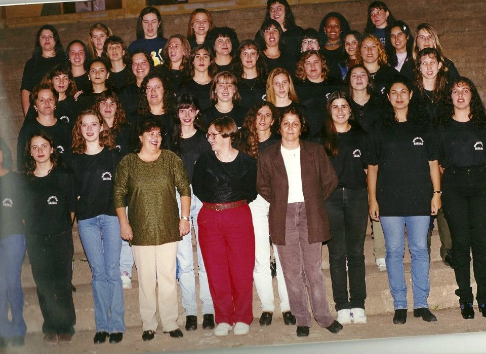 Linda imagem de encontro de professoras muzambinhenses em 1998. Ângela Maria Francisco, Aparecida Donizetti de O. Lemos, Aparecida Joaquina Moreira, Aparecida Sanches de Rezende, Carmen Regina deAlmeida, Cláudia Cristina Cândido, Cleuza Fátima da Silva, Dalila Batista da Silva, Elaine Aparecida Pereira, Eliana Vieira de Magalhães, Eliane Ferreira de Matos, Elizabete Alves da Rocha, Elizângela Aparecida Nunes, Gláucia Maria Queirós Ângelo, Hellen de Melo Goulart, Izabel Cristina da Silva, Izabel Cristina de Oliveira, Laize de Oliveira, Lizabete Maria Cruz Santos, Luciane Garcia, Lucimara Letiéri da Silva, Mara Lúcia Riboli Gonçalves, Maria Ângela Alves, Maria de Fátima da Silva Melo, Maria Inês Monteiro, Míriam Balbino Leite Godói, Palmira Madalena Vasconcelos Ribeiro, Patrícia Aparecida de Araújo, Paula de Cássia Câmpoli, Regina Aparecida Rocha, Renata Cristina Magalhães, Rocilda Correia Figueiredo, Sheiyla Maria Marques dos Santos, Silmara Aparecida da Silva, Simone de Moraes, Sirlei Cristina dos Reis, Solange Aparecida Melo da Silva, Vanessa Aparecida Monteiro Machado, Vanessa Cristina Alves Silva, Vânia Monteiro da Silva, Veuska Bueno Freire e Viviana Bócoli Silva. Foto: soumaismuzambinho.com.br