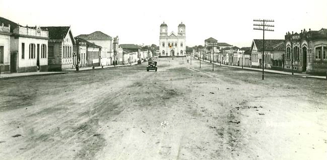 Ao fundo, a Paroquia de São José