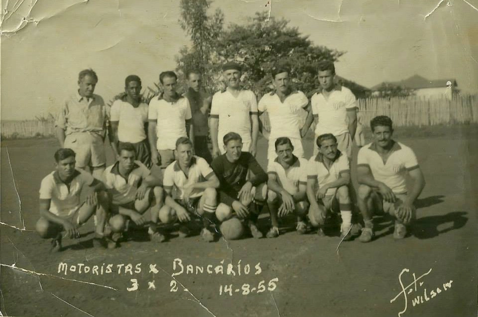 Motoristas e bancários se enfrentaram em 14 de agosto de 1955 no Estádio Antonio Milhão, em Muzambinho. O penúltimo agachado, da esquerda para a direita é Pedro Viola