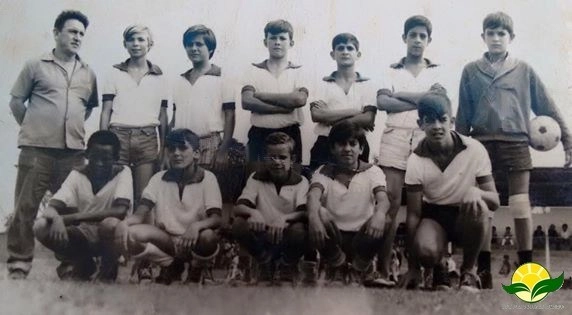 Equipe juvenil de futebol de campo de Muzambinho, no começo dos anos 70. Em pé, da esquerda para a direita: Dito Dino, Silvinho Santini, Balmes, Nando, Juninho Campaneli, Tatú e Zinho. Agachados: Pelezinho, Samurai, Jorge, Rochinha e Zé Geraldo. Foto: soumaismuzambinho.com.br