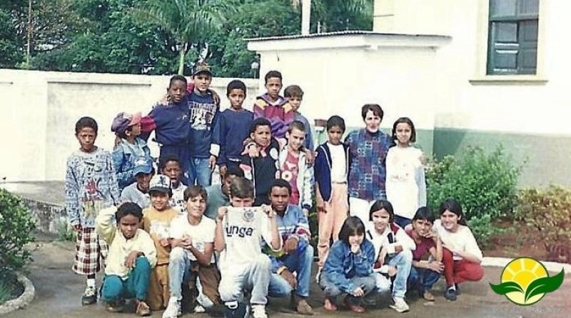 A professora Maria Hortência Magalhães e seus alunos nos anos 90, na Escola Estadual Cesário Coimbra. Foto: Iris Correia/site soumaismuzambinho.com.br