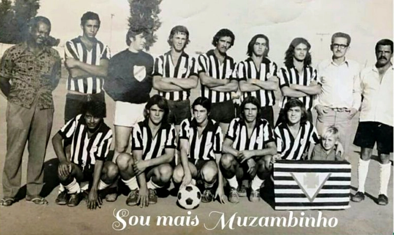 Equipe do Esporte Clube Vera Cruz, de Muzambinho-MG, em meados dos anos 70. Em pé, da esquerda para a direita: Jair, Cláudio, Manoel, Celso, Jurandir, Zinho, Cirinho, Sr. Santos (presidente) e Biga (árbitro). Agachados: Paulinho,Teorfo, Chico,Carlinhos, Tista e Menino Encantado. Foto: Facebook/Sou Mais Muzambinho