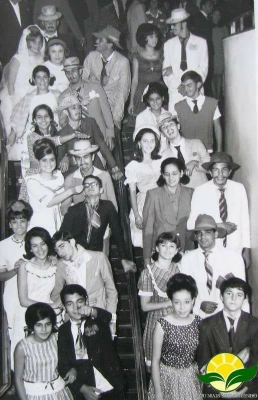 Nos anos 60, casais prontos para uma quadrilha em festa junina em Muzambinho. Foto: soumaismuzambinho.com.br