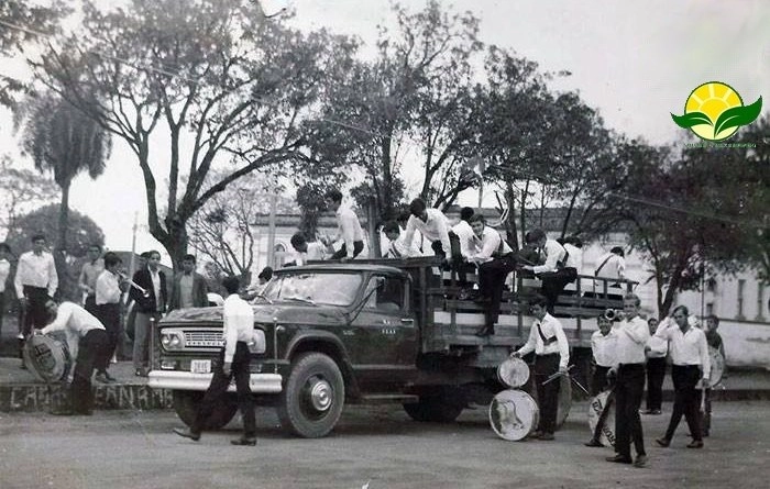 Integrantes da fanfarra da Escola Agrotécnica de Muzambinho descem do caminhão para uma apresentação nos anos 70. Foto publicada no www.soumaismuzambinho.com.br