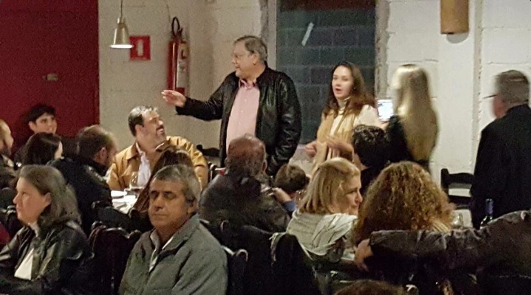 Milton Neves com amigos no Cesarios, restaurante de Muzambinho-MG