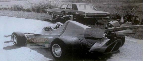 Em 1974, os primeiros ensaios do FD01, com Wilsinho Fittipaldi ao volante, em Interlagos. O piloto é observado por dois mecânicos, sentados ao lado de um Dodge Dart. O modelo estrearia em 12 de janeiro de 1975, no GP da Argentina de Fórmula 1. Foto: Revista Colecionismo