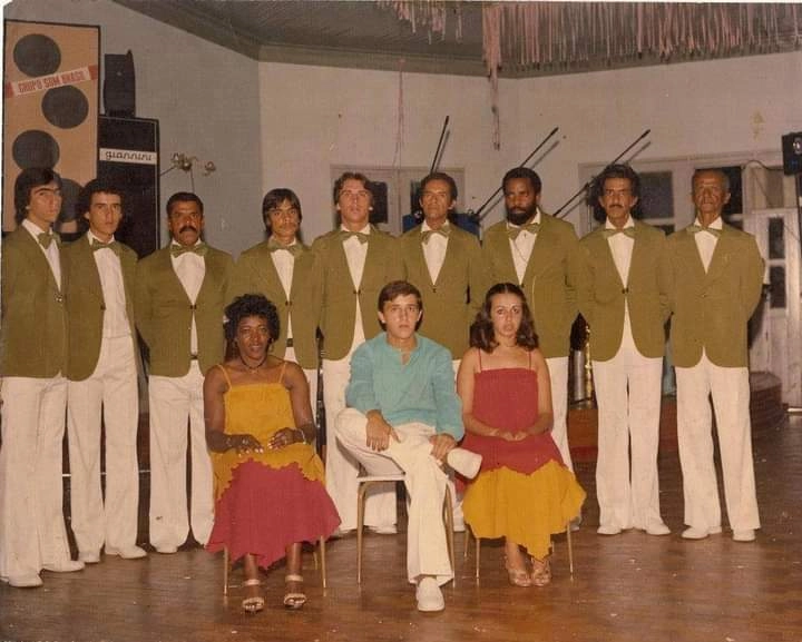 Este é o Grupo Som Brasil, antes de mais uma brilhante apresentação no Clube Recreativo de Muzambinho-MG. Eles embalaram muitos bailes nas décadas de 1970 e 1980. O sétimo em pé, da esquerda para a a direita é o saudoso Camila