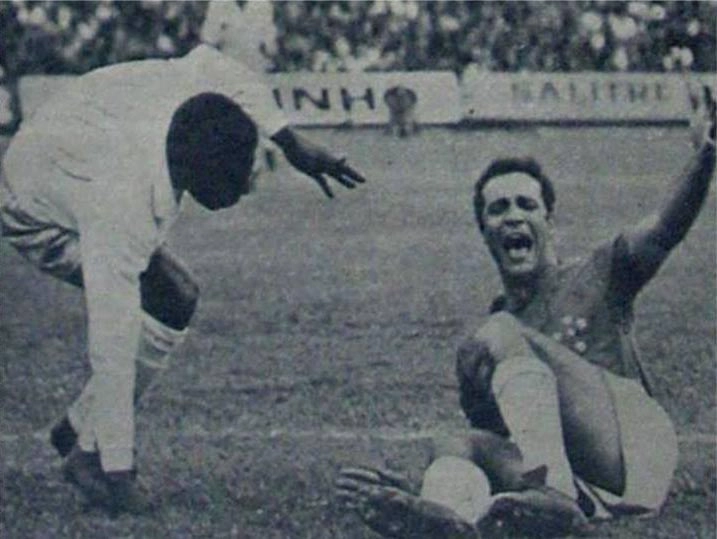 Em 13 de outrubro de 1968, o cruzeirense Procópio grita de dor após dividida com Pelé e romper os ligamentos do joelho e deslocar a rótula. Foto: ASSOPHIS (Associação dos Pesquisadores e Historiadores do Santos F.C)