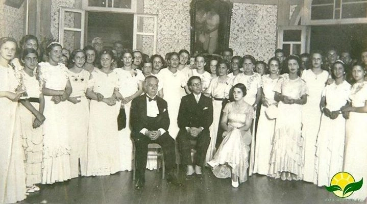 Baile de Formatura do curso de Magistério em 1935, em Muzambinho. Com o prof. Salatiel de Almeida e ? Ofélia Mazoti, Alice Cerávolo, Alice de Souza, Ana Cunha, Carmem Magnoni (dona Zazá), Célia Siqueira, Diná A. de Almeida, Emília Benetti, Geralda Correia, Hilda Bonelli, Iraci de Assis, Lurdes Cerávolo, Maria A. de Castro, Maria G. Poli, Maria G. Paoliello, Maria João Cecílio (dona Quita), Maria Paião, Rita G. Martins, Romualda de Souza (dona Zuca), Vicentina T.M. Alves e Zulema Surete. No fundo Dr. Licurgo Leite. Foto: soumaismuzambinho.com.br