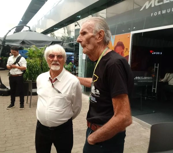 Bernie Ecclestone e Wilsinho Fittipaldi em 5 de novembro de 2023, em Interlagos, dia do GP de São Paulo de Fórmula 1. Foto: Marcos Micheletti/Portal Terceiro Tempo 