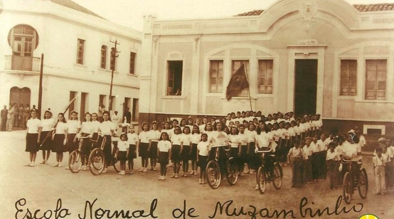 Alunos posam para foto na década de 20 em frente ao Colégio Normal de Muzambinho. Foto: soumaismuzambinho.com.br