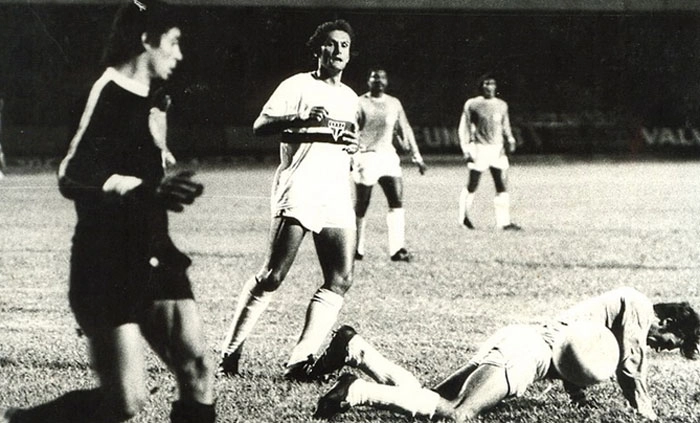 Veja Pedro Rocha, elegante, desfilando pelo gramado do estádio do Morumbi na década de 70. Crédito da foto: São Paulo Futebol Clube site oficial