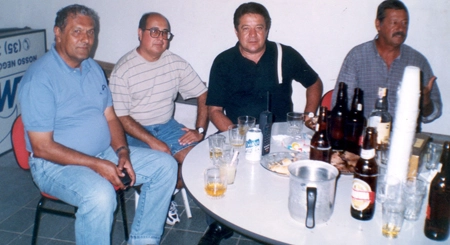 Da esquerda para a direita estão Pedro Rocha, o jornalista Leivinha, Leivinha, ex-jogador, e José Carlos Serrão