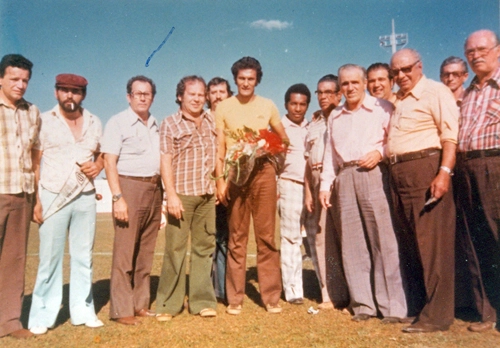 Vejam Pedro Rocha (de camisa amarela, ao centro) ao lado de vários amigos, muitos deles radialistas, do interior paulista. 