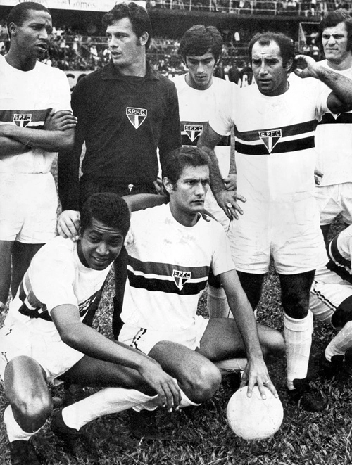 Acima, parte de uma formação do São Paulo FC nos anos 70. Em pé, da esquerda para a direita: Lima, Sérgio Valentim, Carlos Alberto Rodrigues, Gérson e Forlan. Terto e Pedro Rocha (com a mão na bola) estão agachados.