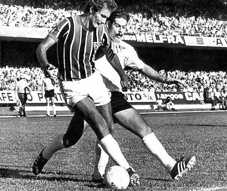 Dois campeões mundiais disputam a bola: Pedro Rocha, com a camisa tricolor, ganhou o título do Mundial Interclubes como jogador do Peñarol. Rivelino, com o uniforme alvinegro, foi o camisa 11 do tricampeonato mundial da Seleção Brasileira na Copa de 1970, no México.