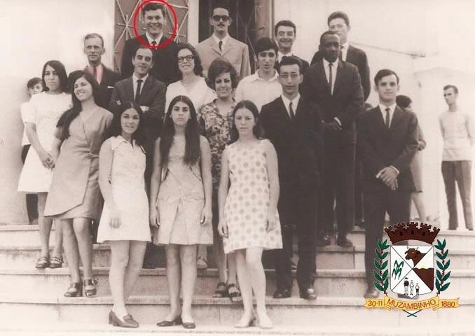 Milton Neves, em destaque, na turma de formandos de 1969 em Muzambinho. no Colégio CEPSAM. Foto: soumaismuzambinho.com.br