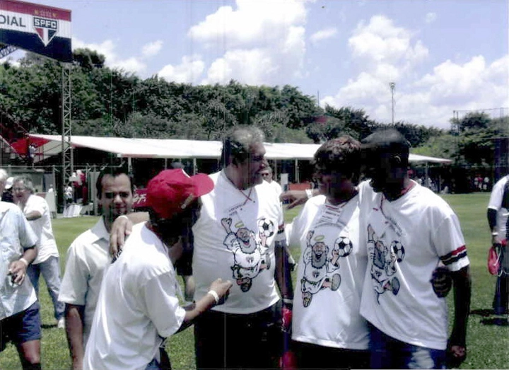 Festa em homenagem a ex-jogadores do São Paulo. Da esquerda para a direita: Tiago (filho de Valtinho), Lucas (de boné vermelho), Pedro Rocha e Valtinho. Foto: arquivo pessoal de Valtinho