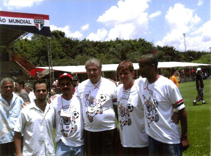 Da esquerda para a direita, Tiago (filho de Valtinho), Lucas, Pedro Rocha, Valtinho e um amigo. Foto enviada por Adriano Marinho