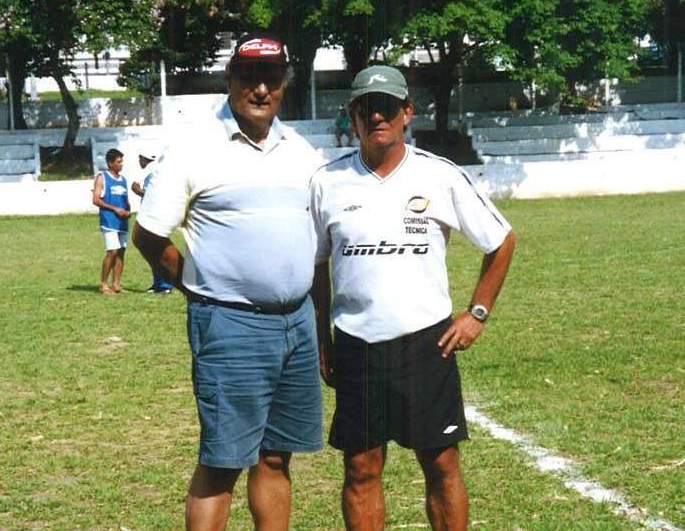 Valtinho, no canto direito, posa com o craque ex-São Paulo, Pedro Rocha. Foto enviada por Adriano Marinho