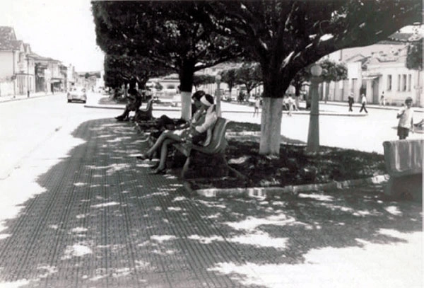 A moça, de pernas cruzadas, é Yolanda Navarro, ao lado de Cláudio Portugal. Eles aproveitam um pouco da sombra de uma frondosa árvore para descansar e colocar a prosa em dia. Foto enviadas por Antonio Carlos Pestili Fonseca, enviada por sua prima Yara