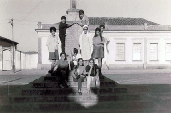 Amigos posando para foto no famoso 