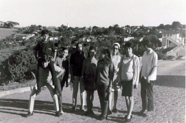 Muzambinhenses nos anos 60. Quem souber identificá-los, avise! Foto enviadas por Antonio Carlos Pestili Fonseca, enviada por sua prima Yara