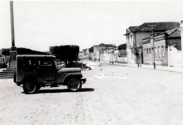 O Jeep Willys trafega calmamente sobre os paralelepípedos de Muzambinho. Foto enviadas por Antonio Carlos Pestili Fonseca, enviada por sua prima Yara