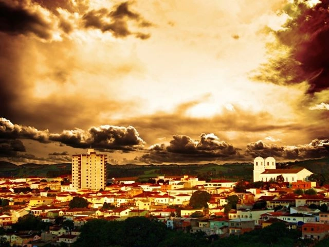 Linda imagem de final de tarde em Muzambinho, enviada por Cláudio Portugal