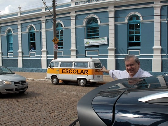 Milton Neves em frente à Escola Estadual Cesário Coimbra, em Muzambinho, no dia 2 de dezembro de 2016. Foto: muzambinho.com